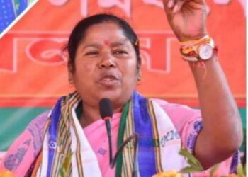 Union Minister Pratima Bhoumik stood next to the motherless little child