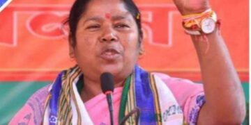 Union Minister Pratima Bhoumik stood next to the motherless little child