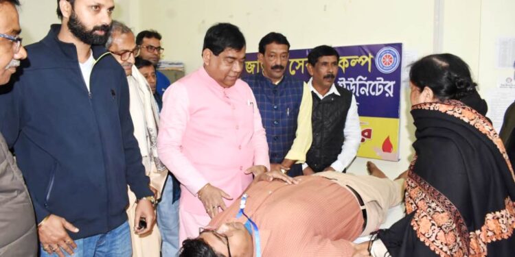 People should come forward to donate blood to maintain balance between demand and supply of blood: Mayor