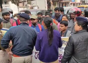 TET qualified aspirants blocked CM residence, demands  fast recruitment