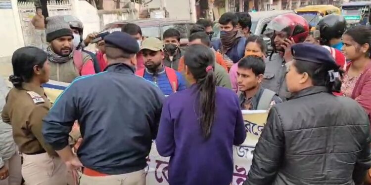 TET qualified aspirants blocked CM residence, demands  fast recruitment