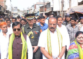 Governor Indra Sen Reddy Nallu Engages with Traders at Maharaja Ganj Bazar