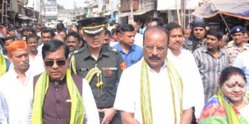 Governor Indra Sen Reddy Nallu Engages with Traders at Maharaja Ganj Bazar