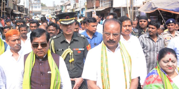 Governor Indra Sen Reddy Nallu Engages with Traders at Maharaja Ganj Bazar