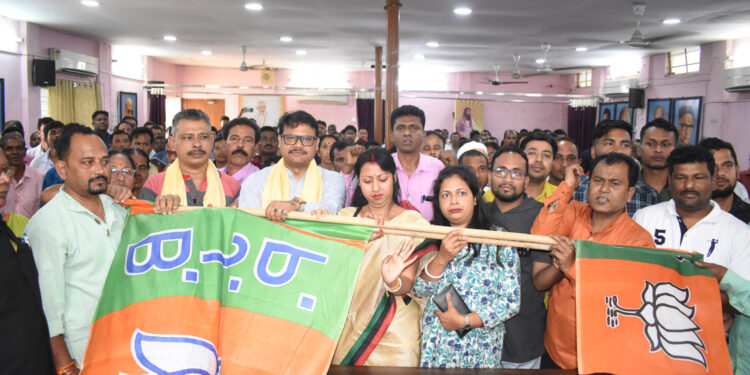 Working-Class Voters Shift Allegiance: 600 Join BJP in Statewide Move