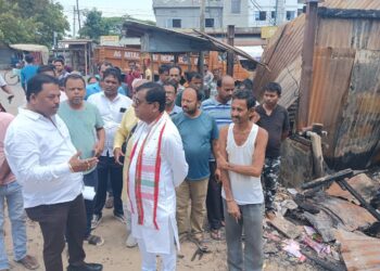 The mayor met with the businessmen affected by the fire at Durgachoumani