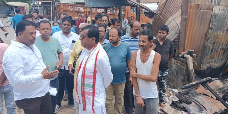The mayor met with the businessmen affected by the fire at Durgachoumani