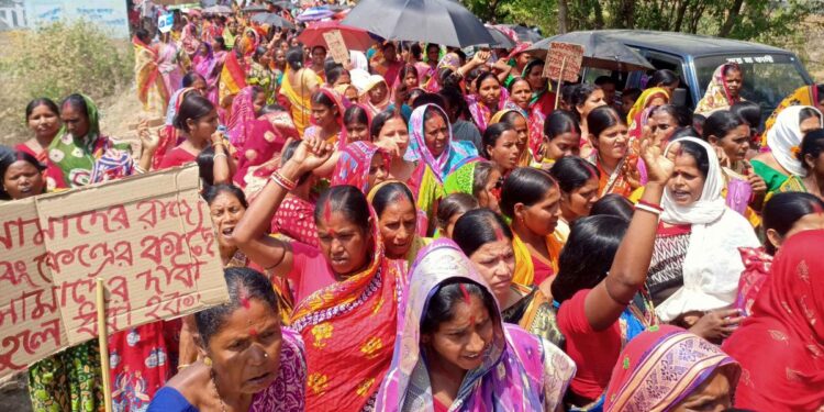Local Women’s Self Help Group Protests Loan Denial, Locks Laljuri Canada Bank