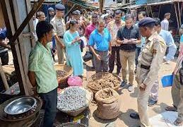 SDM and Food Department jointly conducts raid in Maharajganj market