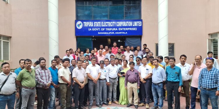 Engineers Forum Protests Attack on Electricity Department Manager in Court Premises