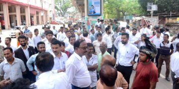 Lawyers Block Road Over Persistent Power Outage at Court Premises