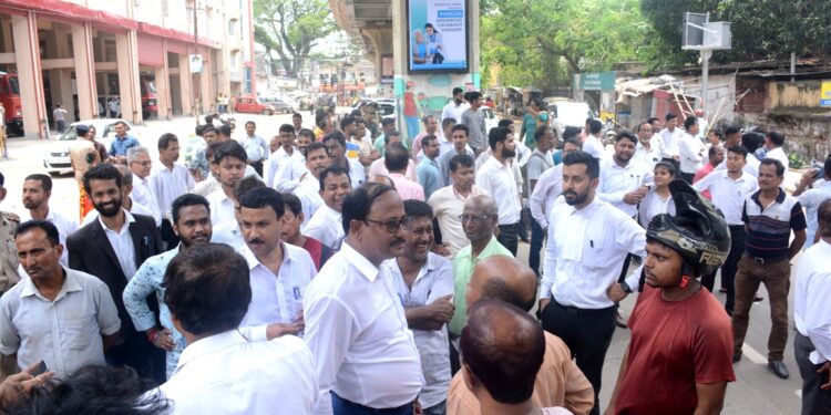 Lawyers Block Road Over Persistent Power Outage at Court Premises