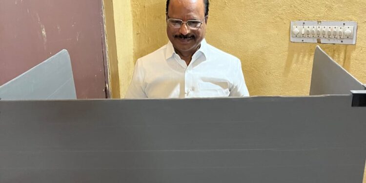 Tripura GUV Cast Vote in Hyderabad