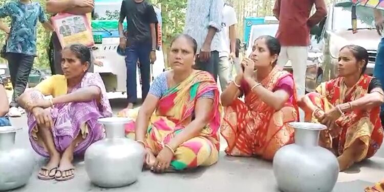Locals blockade roads demanding drinking water