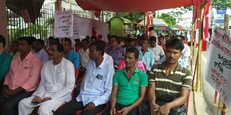 Migrant laborers of Brick stage  Klins protests