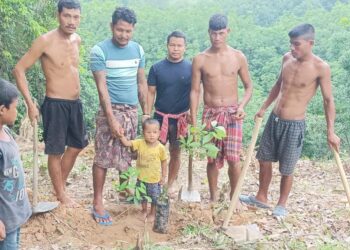 MP Biplab Kumar Deb Assists Child Injured in Hot Pan Accident