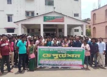 Daily wage field workers stages protest