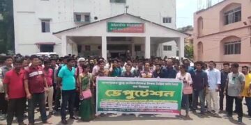 Daily wage field workers stages protest