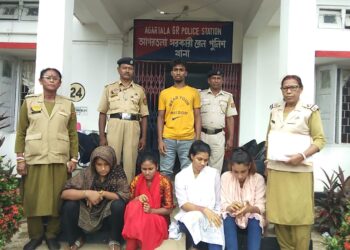 GRP detained four Bangladeshi infiltrators and an Indian tout