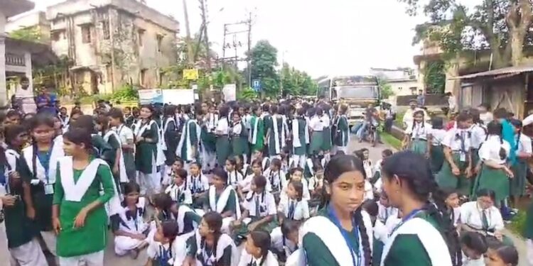 Students End Road Blockade After Assurances from Deputy Chief Minister