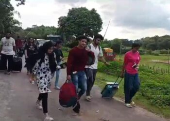 Indian students Enter India Through Srimantapur Checkpoint