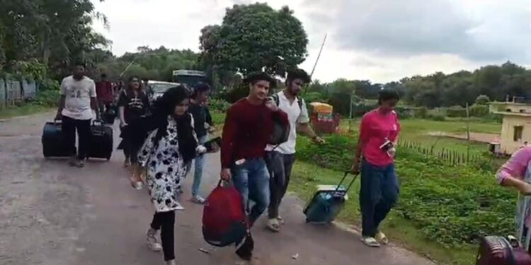 Indian students Enter India Through Srimantapur Checkpoint