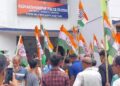 Congress surrounded the police station and protested