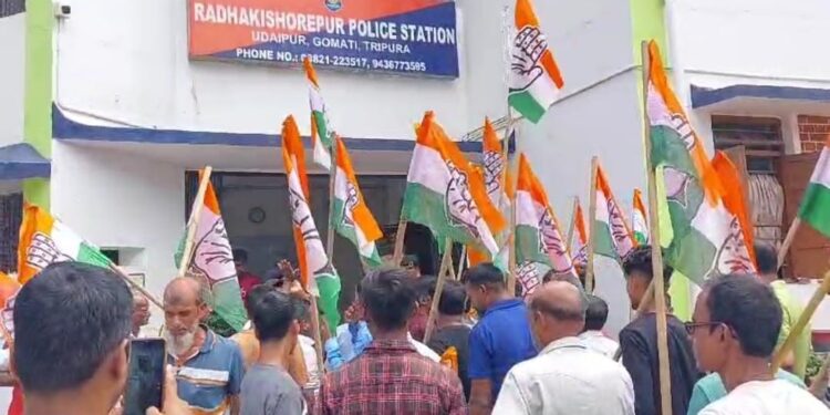 Congress surrounded the police station and protested