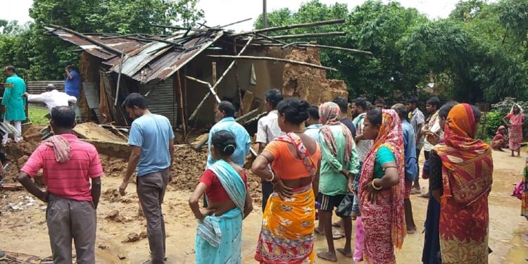 Couples die as mud wall collaps