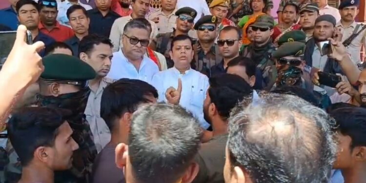 BJP leadership faces public wrath during Gandatwisa visit, takes shelter in SDM office curtailing tour