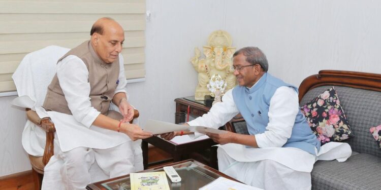 The Governor of Sikkim mets Defence Minister of India