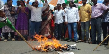 Congress stages protest  against opposition-ruled states in the union Budget