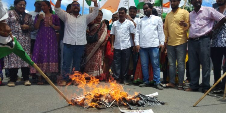 Congress stages protest  against opposition-ruled states in the union Budget