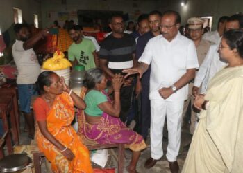 Governor Visits Flood Relief Camp in Pratapgarh