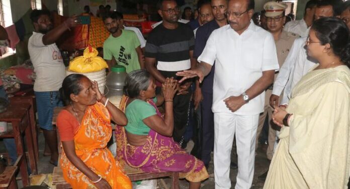 Governor Visits Flood Relief Camp in Pratapgarh