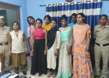 Seven Bangladeshis arrested while trying to enter India as a transgender.