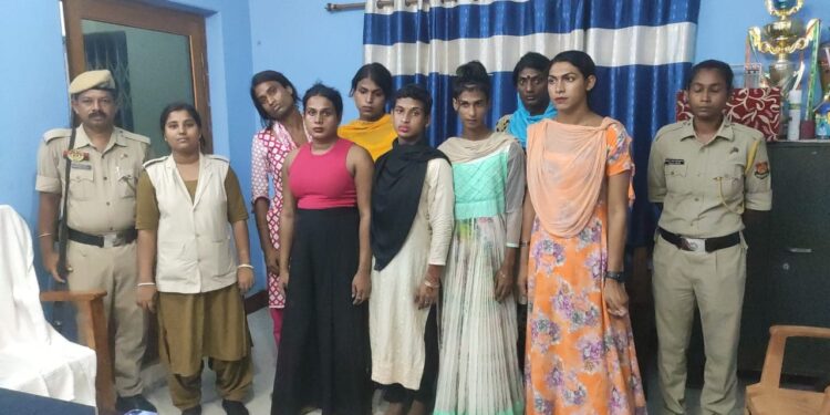 Seven Bangladeshis arrested while trying to enter India as a transgender.