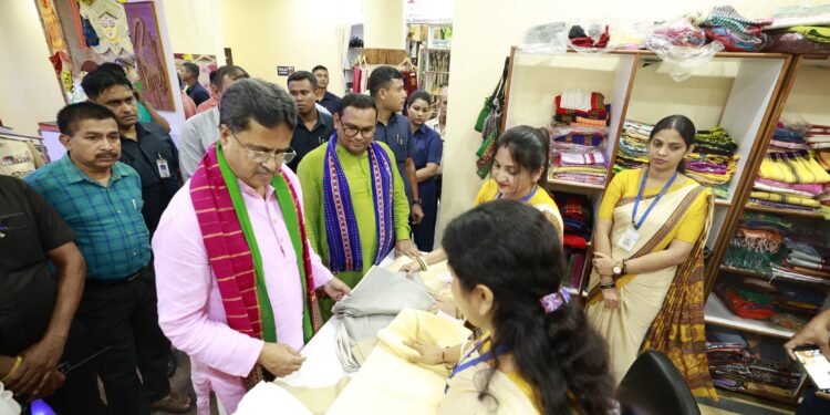 CM urges public to support local artisans, handicrafts
