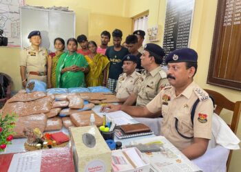 Police detains five drug traffickers including three women