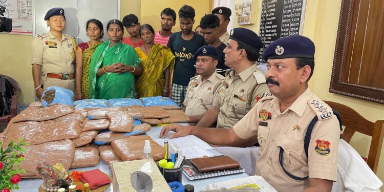 Police detains five drug traffickers including three women