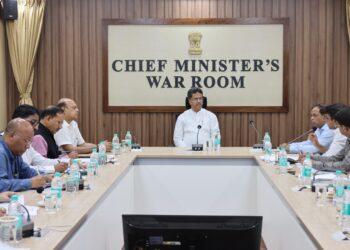 Chief Minister holds emergency review meeting on flood situation after returning from Delhi
