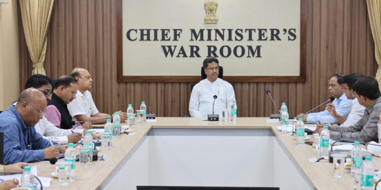 Chief Minister holds emergency review meeting on flood situation after returning from Delhi