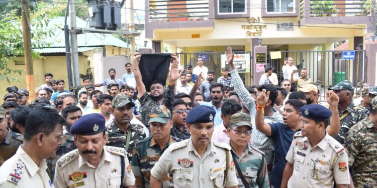 BJP Protests in front of Opposition leader’s residence