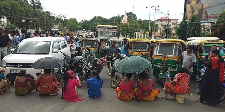 Locals stages road blockade: Face water crisis