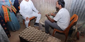 Chief Minister Purchases Earthen Lamps for Diwali