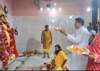 Chief Minister visits Kali temple, offer puja