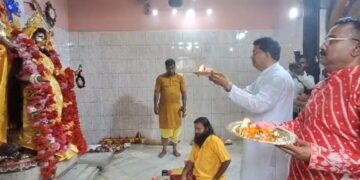 Chief Minister visits Kali temple, offer puja