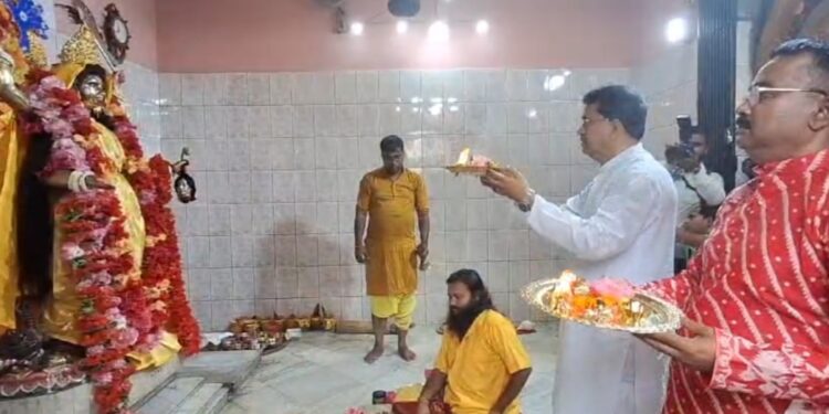 Chief Minister visits Kali temple, offer puja