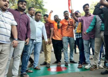 Hindu organization set fire to the Bangladesh national flag