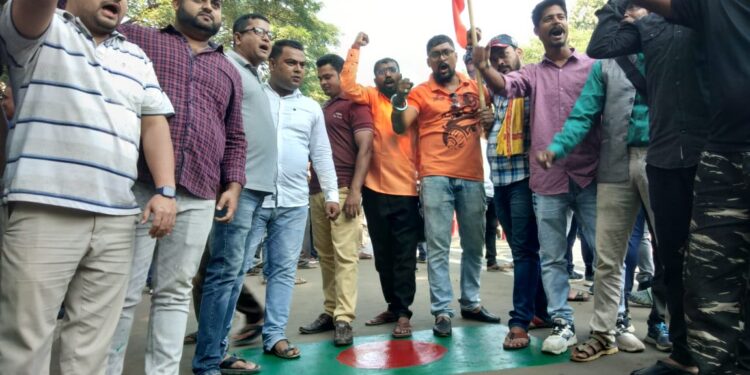 Hindu organization set fire to the Bangladesh national flag
